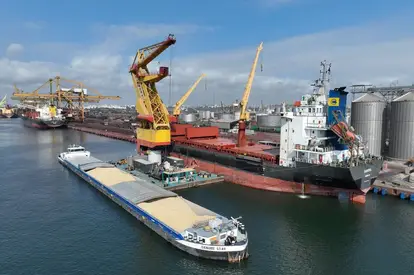 Transhipment of wheat on the MV Sandra in the port of Constanta